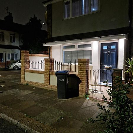 Stylish 2 Bed Home- Short Walk To Tottenham Stadium/Stations London Ngoại thất bức ảnh